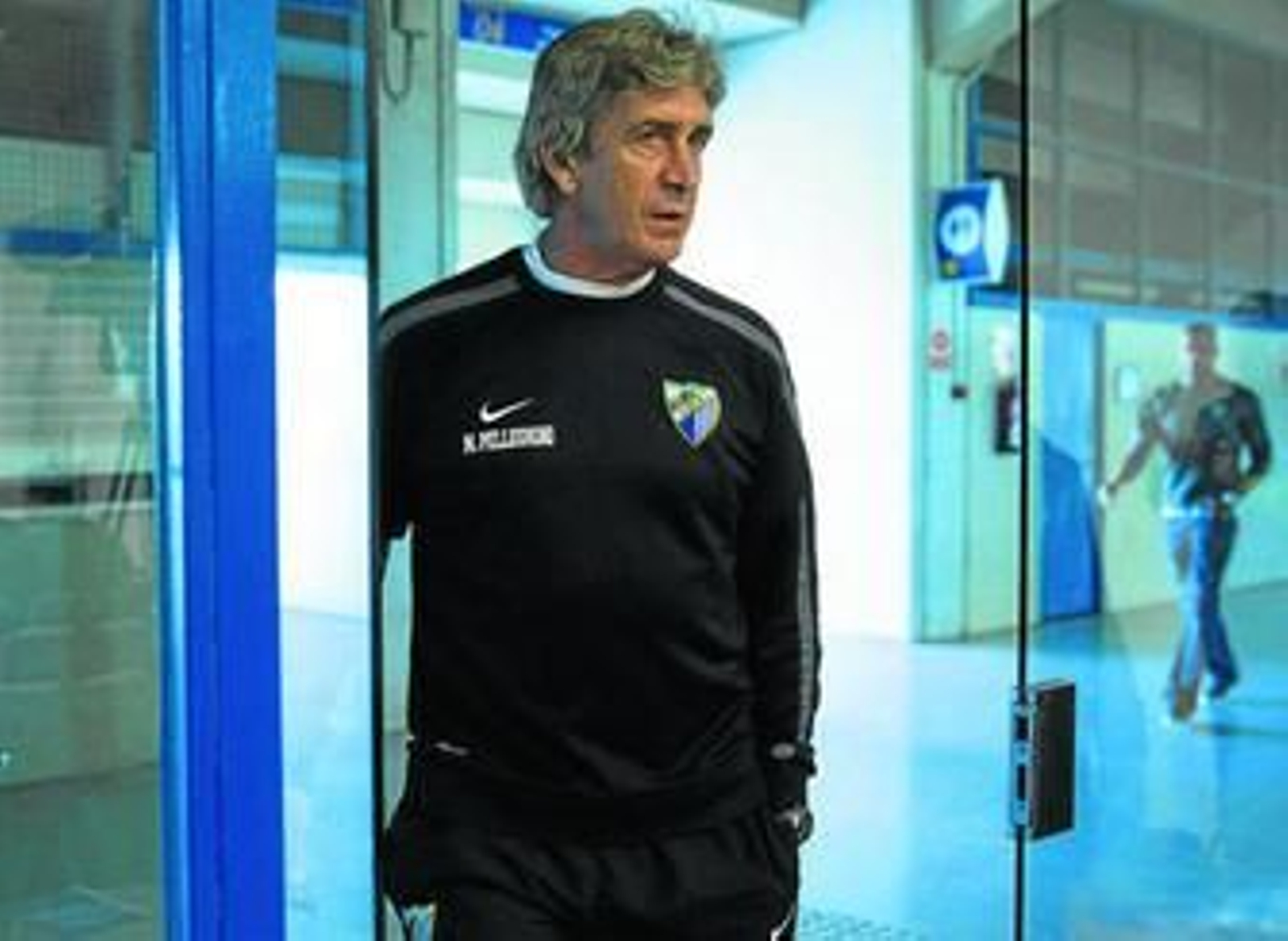 Manuel Pellegrini abandona la sala de prensa del estadio de atletismo Ciudad de Málaga.
