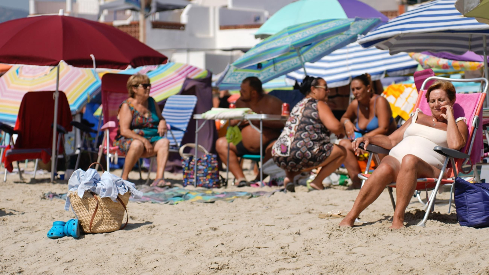 Fotos del ambiente en la playa de El Rinconcillo en la Romería Marítima de la Virgen de la Palma
