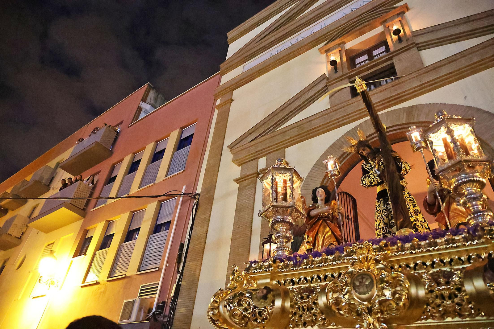 Las mejores imágenes del Lunes Santo en Huelva: Hermandad del Calvario
