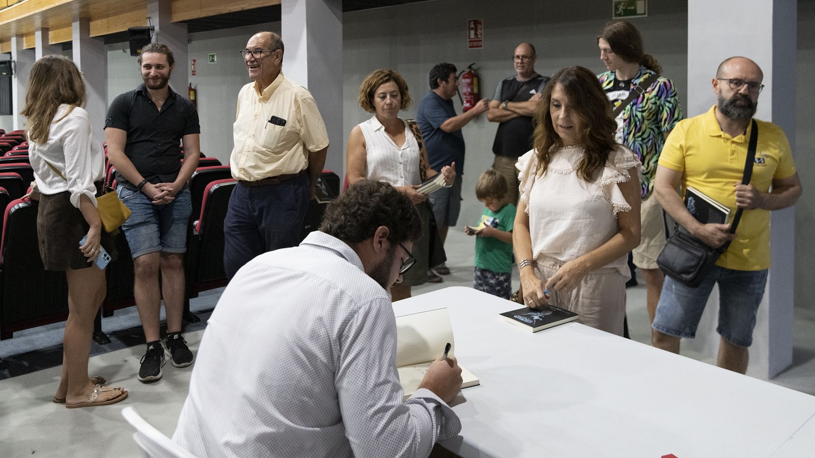 Tras la presentación, el autor firmó ejemplares a los asistentes.