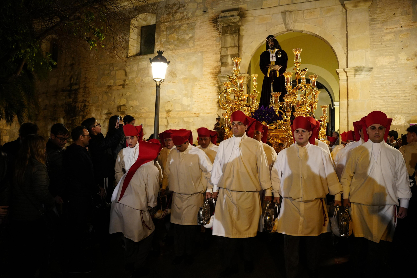 Lunes Santo en Lucena: La Pasión regresa a su templo a causa de la lluvia, en imágenes