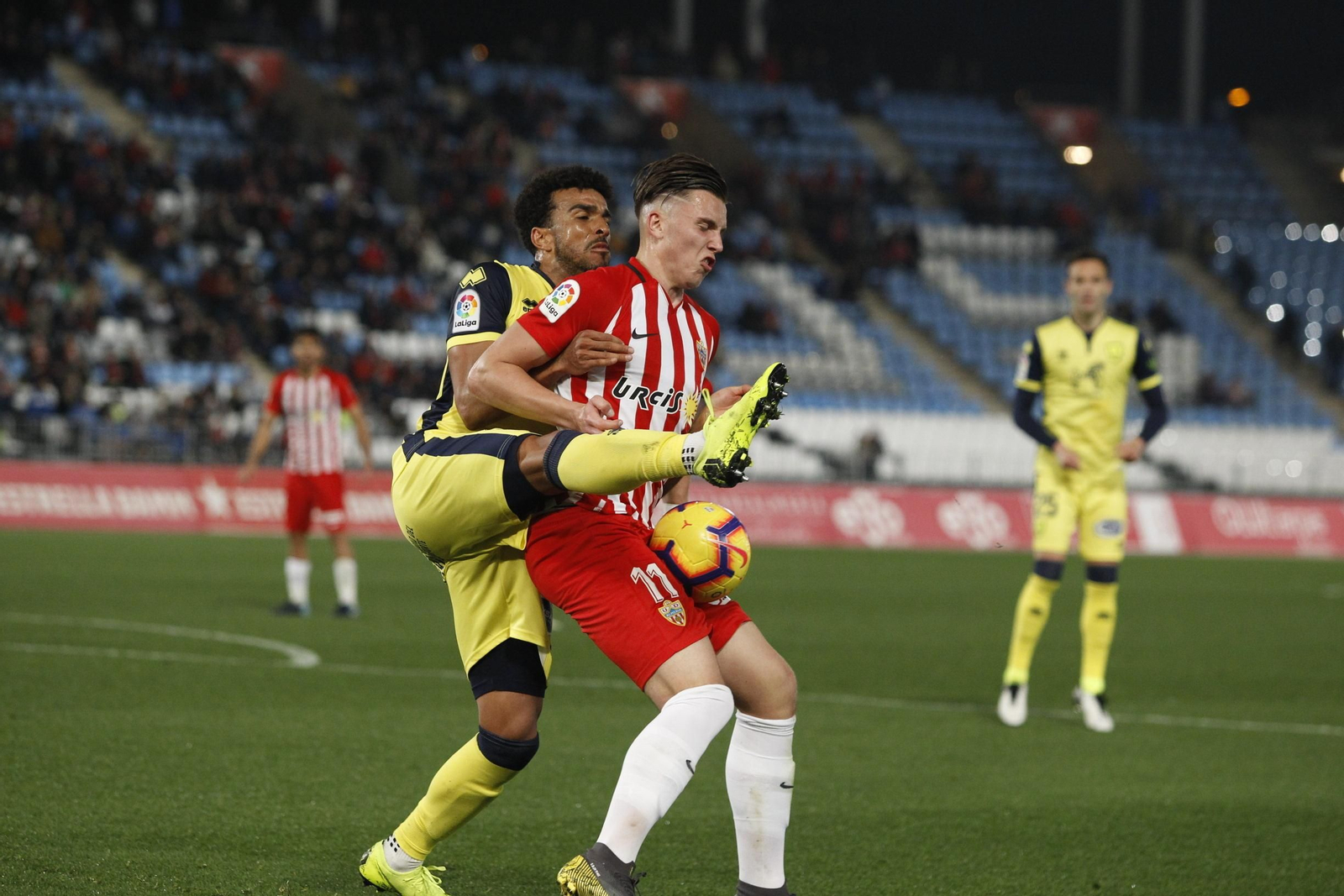 Demirovic aguanta el balón ante la presión del numantino Derik