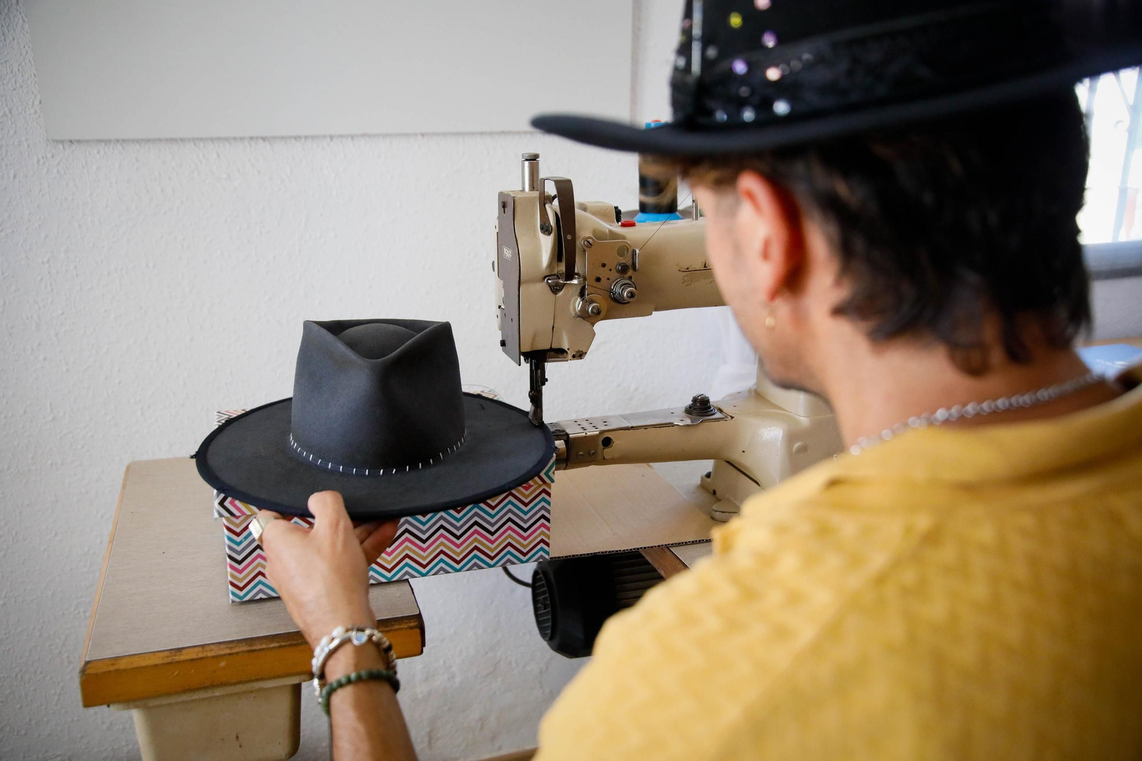 Imágenes del proceso creativo en sombreros de Alejandro Mateo