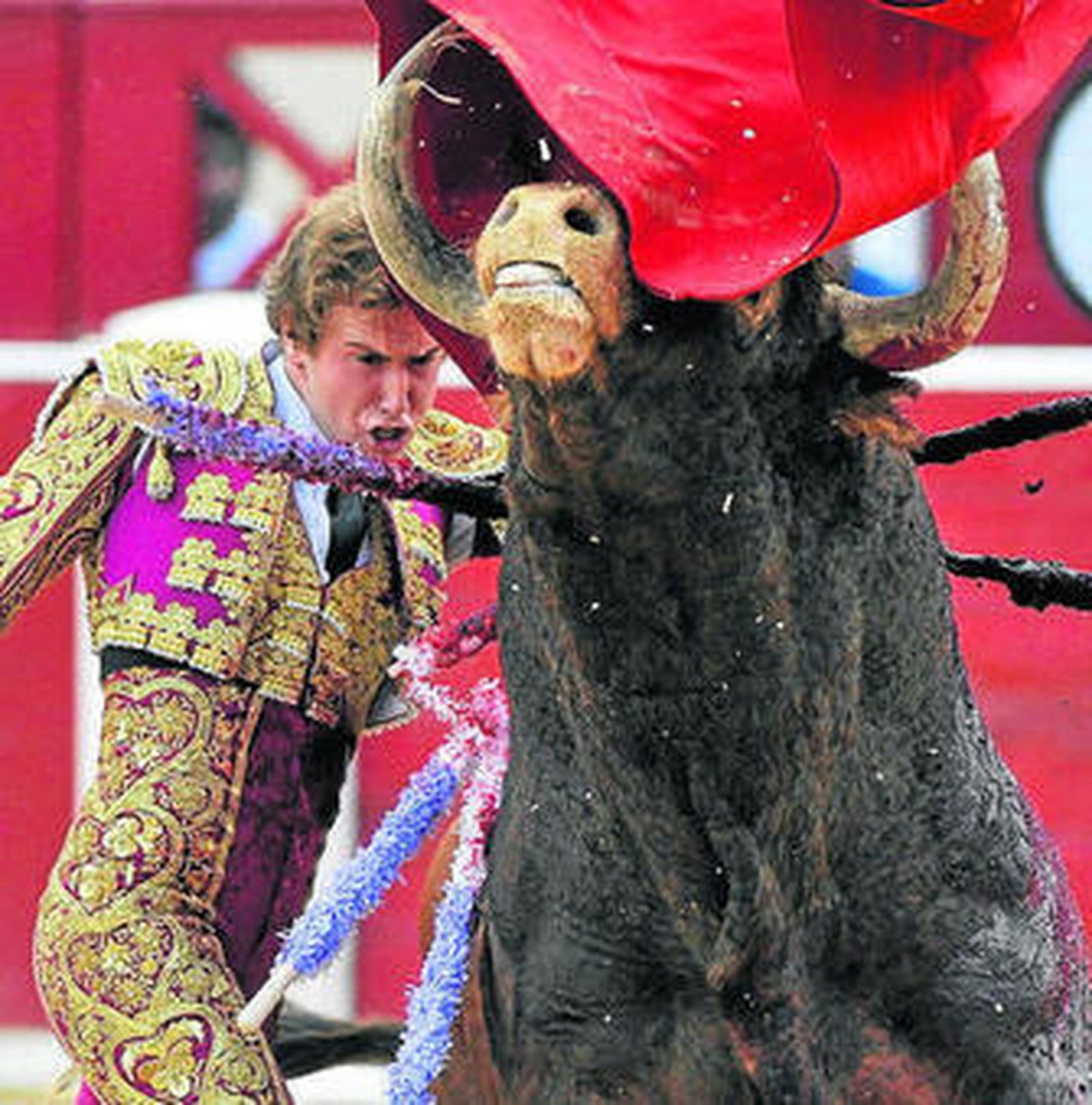 Román, en un pase de pecho, ayer, en la plaza de Albacete.