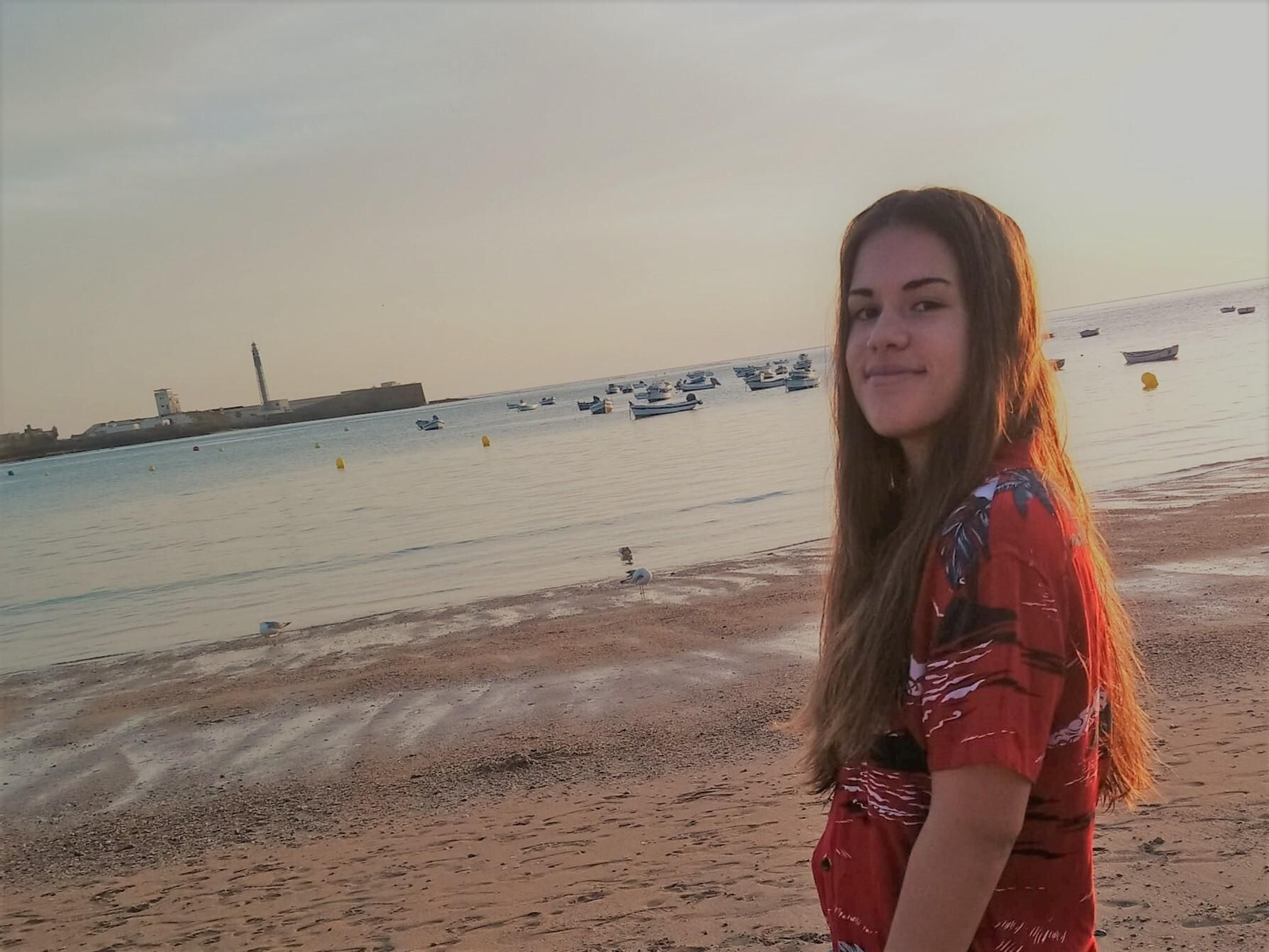 Raquel Rodríguez posa en la playa de La Caleta.