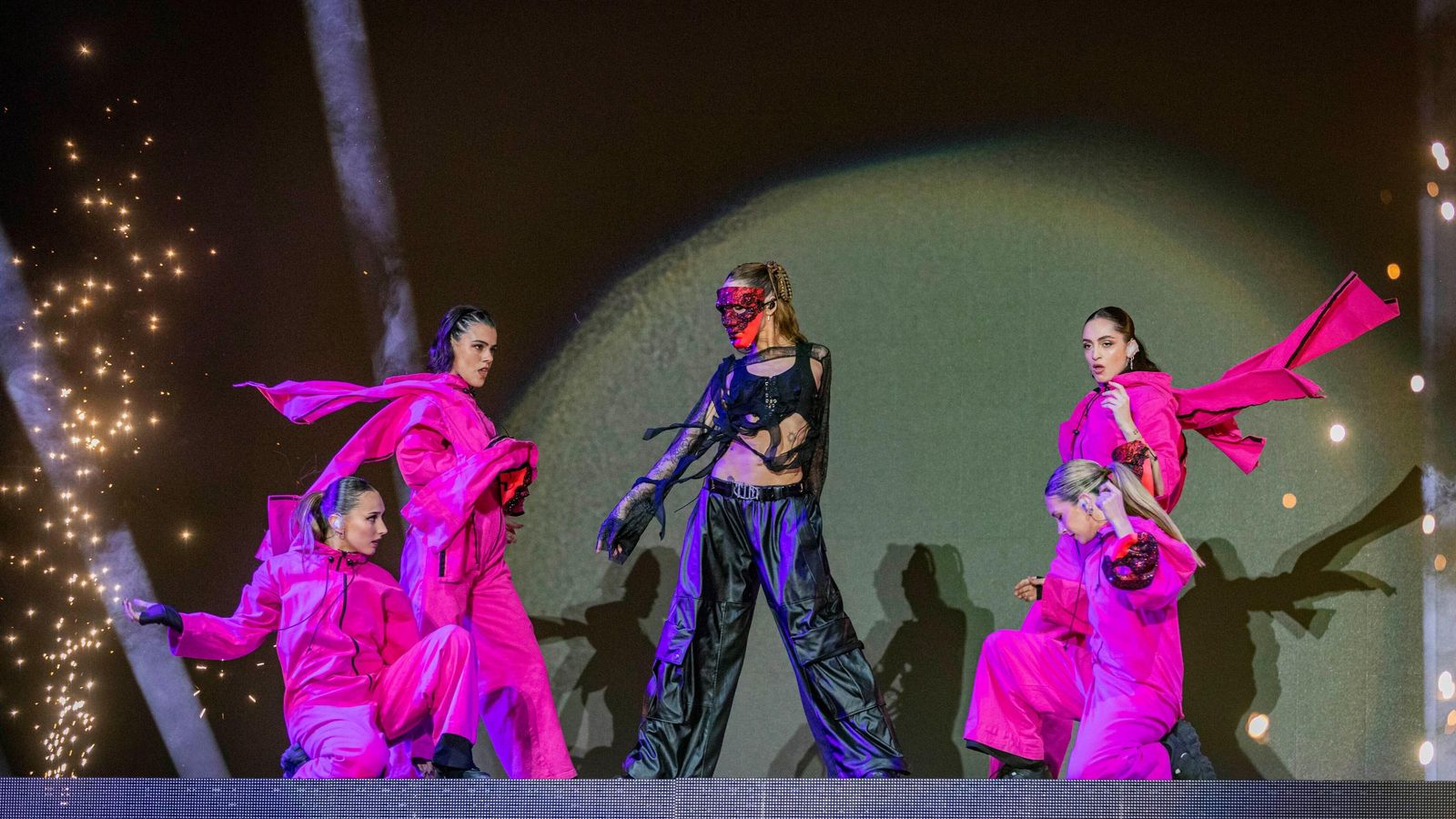 Una enmascarada Tini, con sus bailarinas.