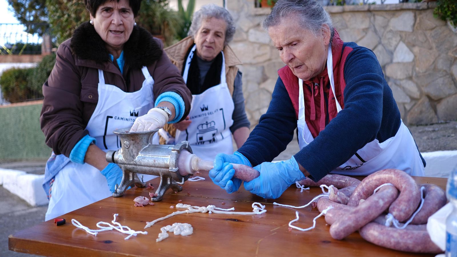 Mondongueras elaborando salchichones. Mondongueras elaborando salchichones.