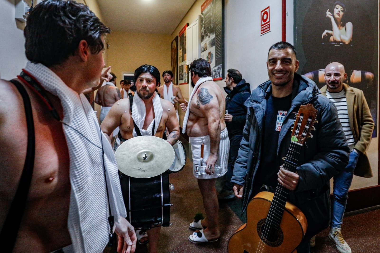 Los chirigoteros de 'Los ahumaos' en camerinos,  con Osorio con la guitarra.