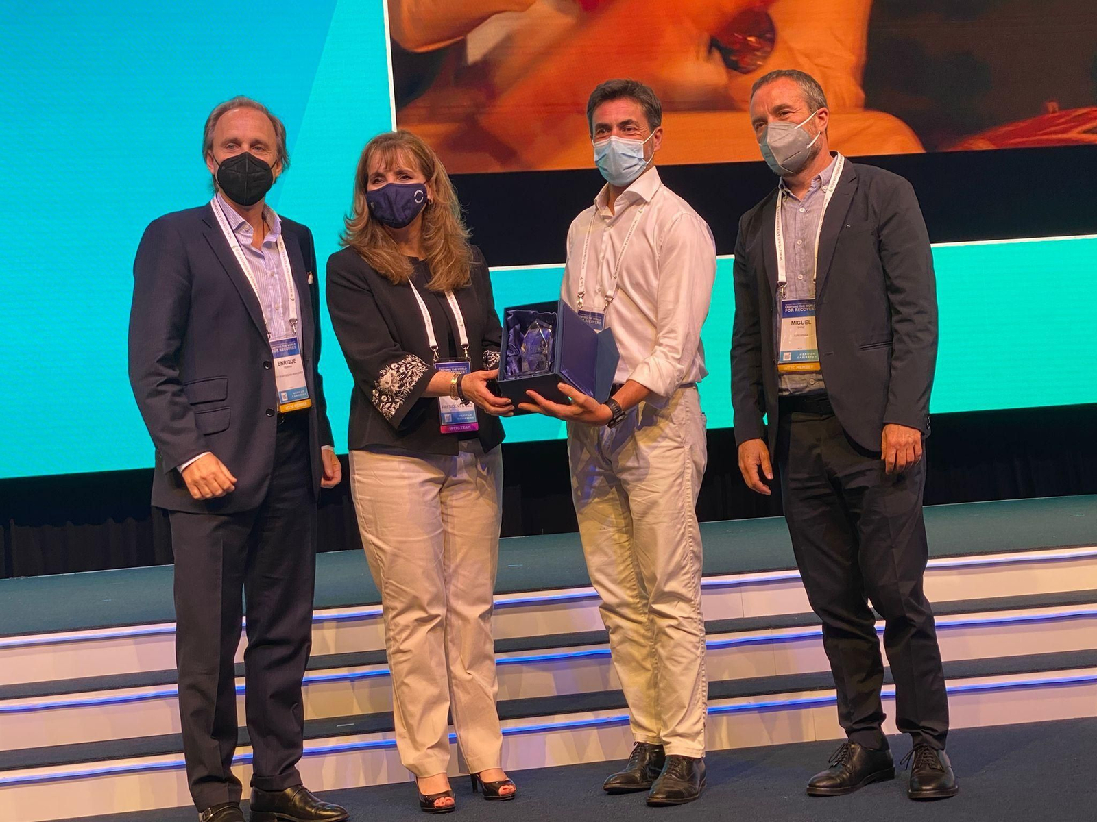 Gloria Guevara entrega la distinción a Antonio Jiménez , en presencia de Enrique Ybarra y Miguel Sanz.