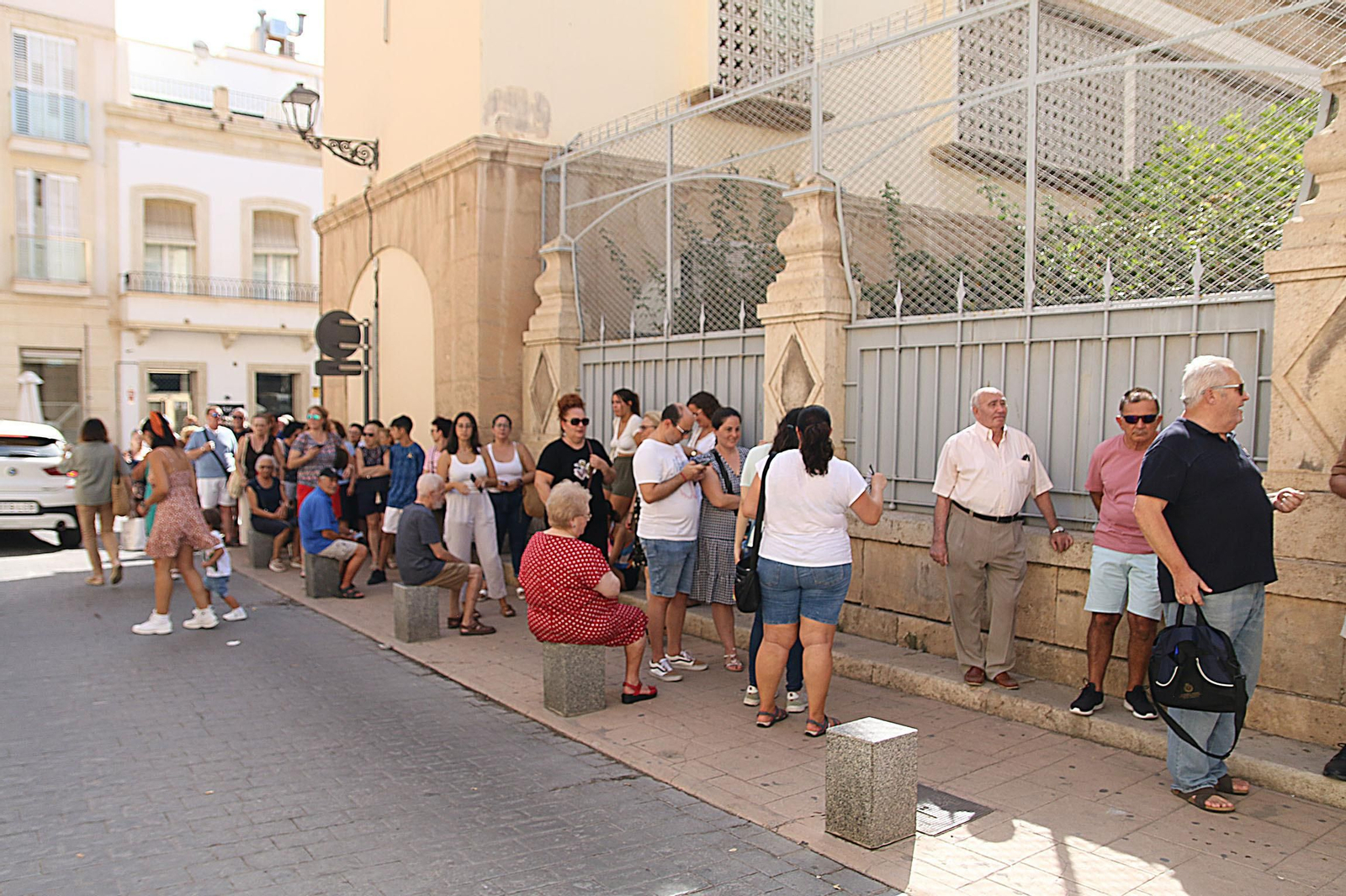 El reparto de abanicos de la Feria de Almería