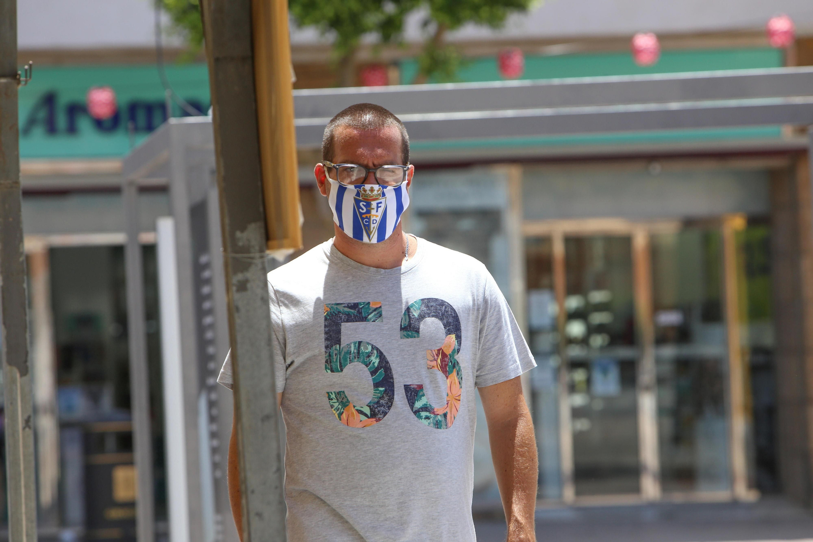 Primer día de la orden de mascarilas obligatorias en la Bahía de Cádiz