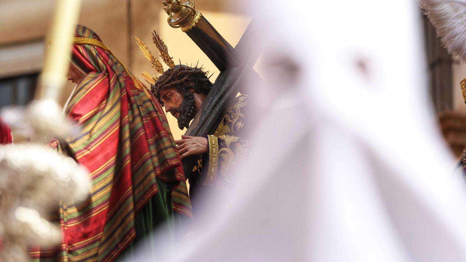 Jesús Nazareno de la Salutación detrás de un nazareno. Jesús Nazareno de la Salutación detrás de un nazareno.