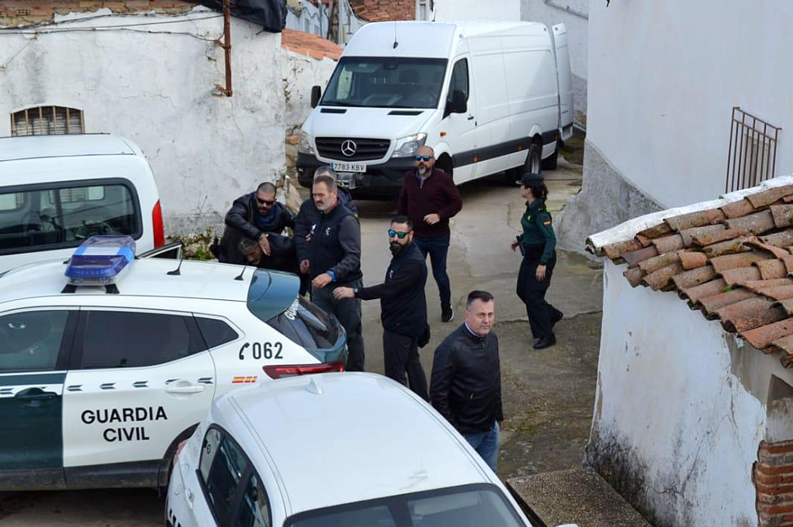 El arrestado se marcha de la reconstrucción por la plaza del Arriero.