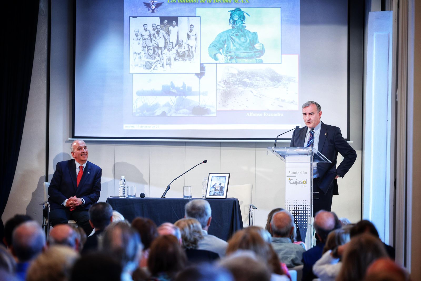 Alfonso Escuadra presenta su libro en Cádiz, con el coronel Jesús Nuñez.