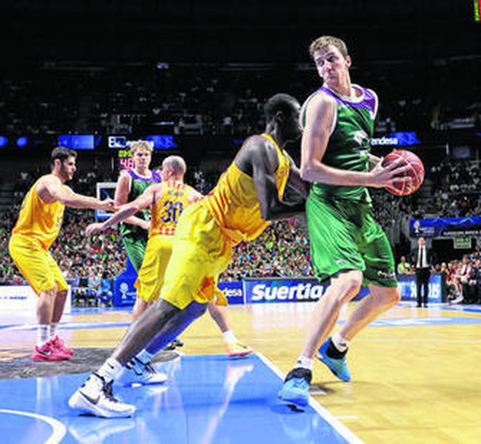 Un lance del encuentro de ayer.