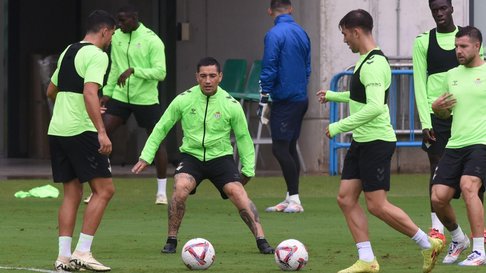 El ex osasunita Chimy Ávila se ejercita con el Betis con sus compañeros en la Ciudad Deportiva Luis del Sol.