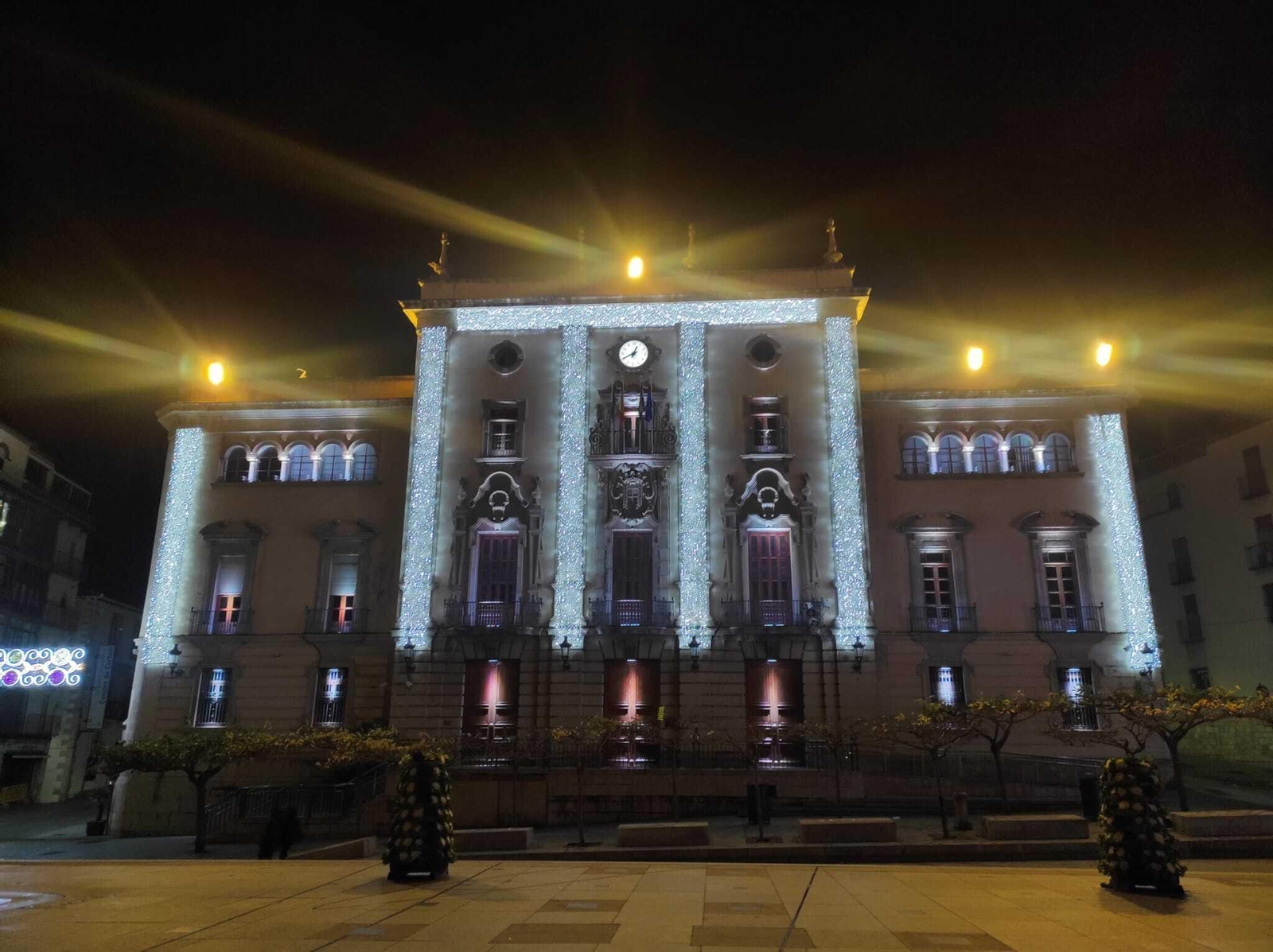Parece Gotham City, pero es la fachada del Ayuntamiento de Jaén iluminado por Navidad.