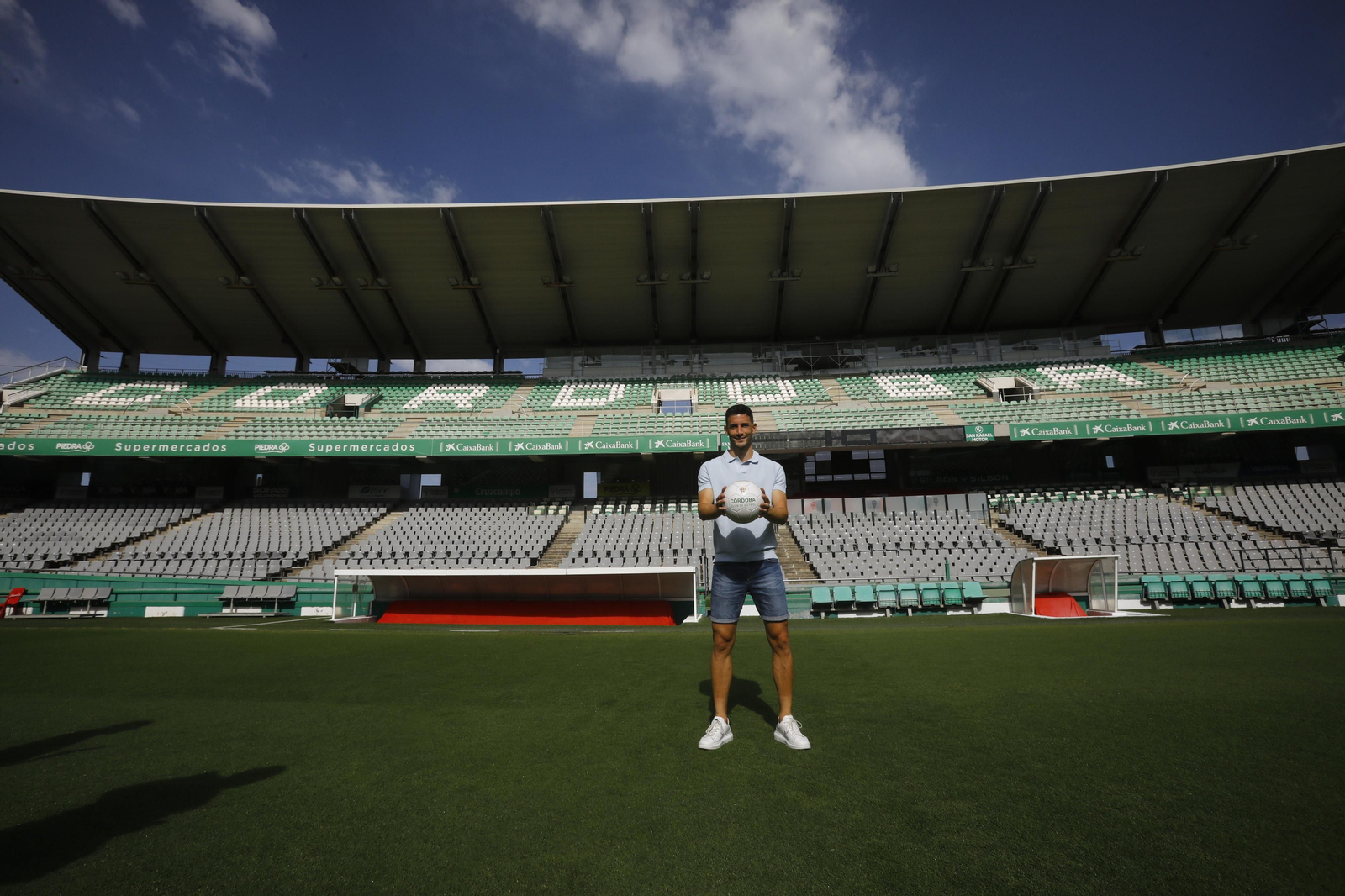 Las mejores fotos de la presentación de Carlos Albarrán con el Córdoba CF