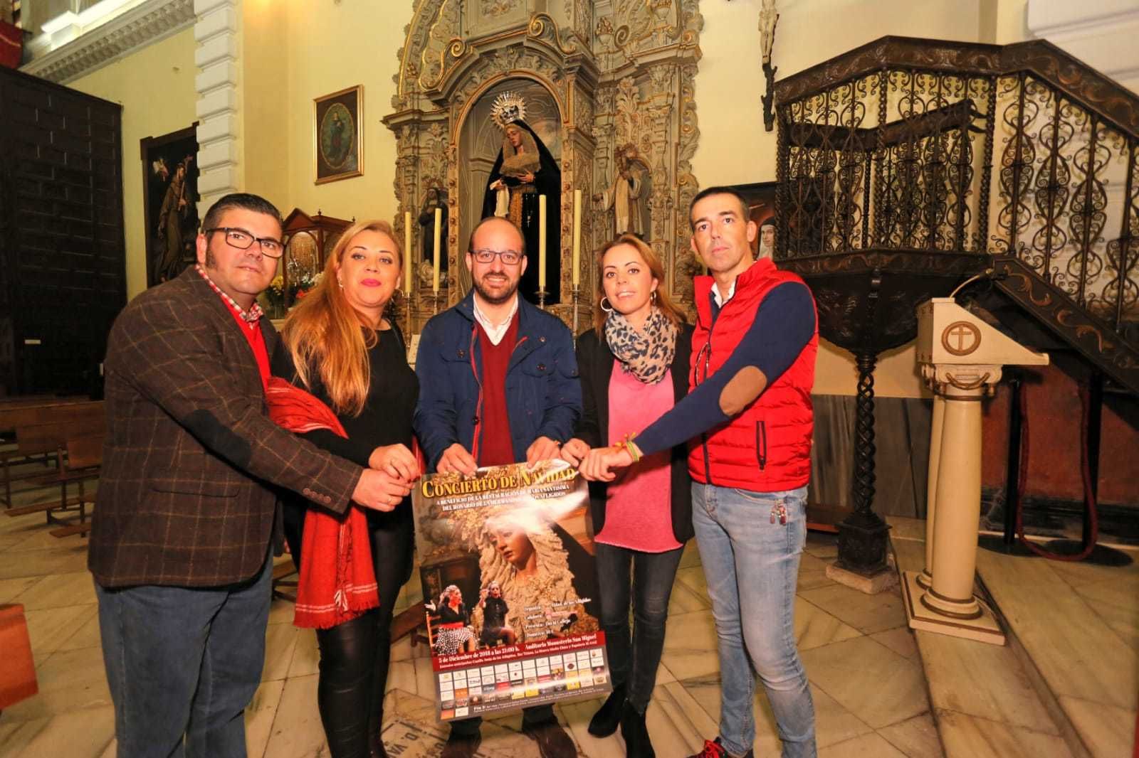 Las hermanas Cala, con David Calleja y Germán Beardo posando con el cartel anunciador.