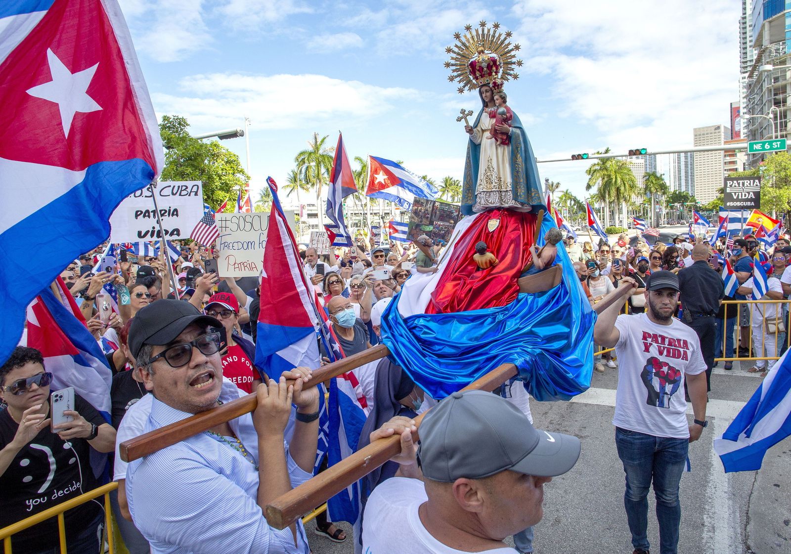 Un grupo de manifestantes cubanos críticos con el régimen protestaban ayer con una Virgen de la Caridad del Cobre en las calles de Miami.