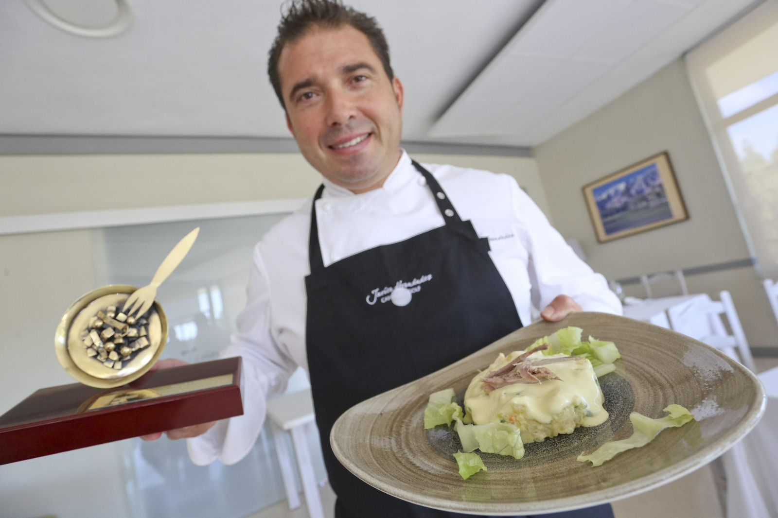 El cocinero Javier Hernández muestra su ensaladilla rusa, la mejor de España.