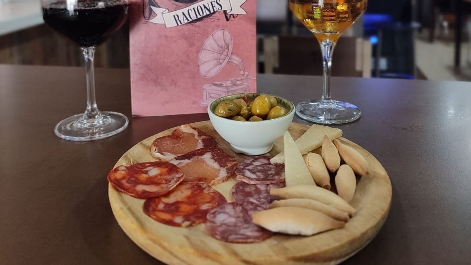 El lugar ofrece algunos de los mejores embutidos de la zona.