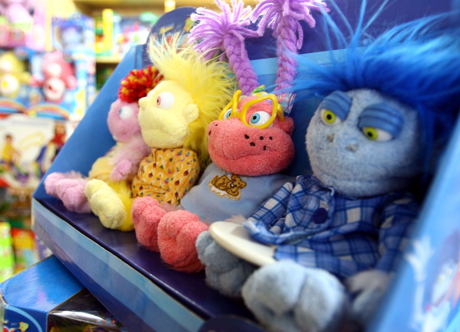 Un lote de peluches en una juguetería.