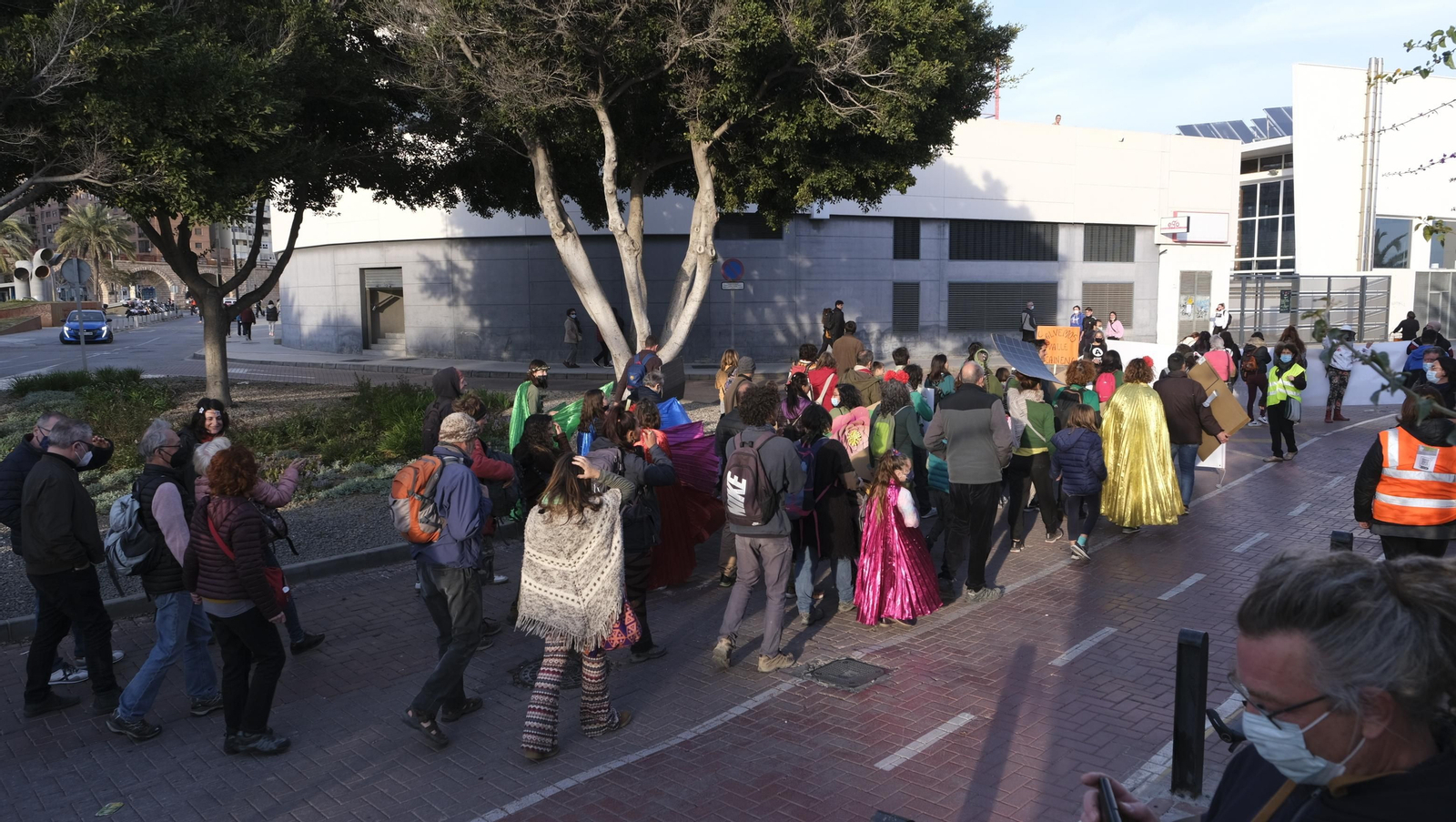Fotogalería manifestación a favor de energías renovables ordenadas. Almería