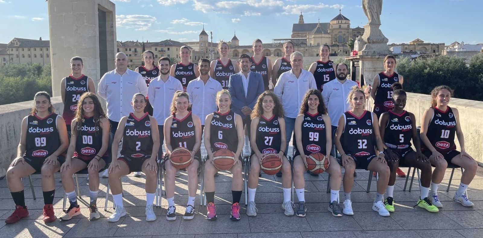 La plantilla y cuerpo técnico del Dobuss Córdoba, en el Puente Romano.