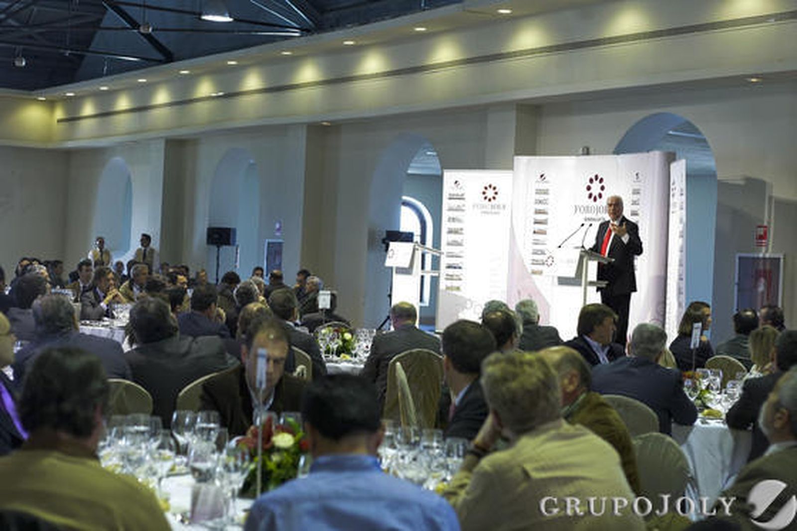 Vista general del salón del Palacio de Congresos de Cádiz en el que se desarrolló el Foro Joly en el que el consejero de Turismo, Comercio y Deporte, Luciano Alonso, analizó el que es el principal sector económico de la región. En la imagen, un momento de la intervención de Alonso ante la expectación de los asistentes. 

Foto: Julio Gonzalez-Joaquin Pino-Jose Braza