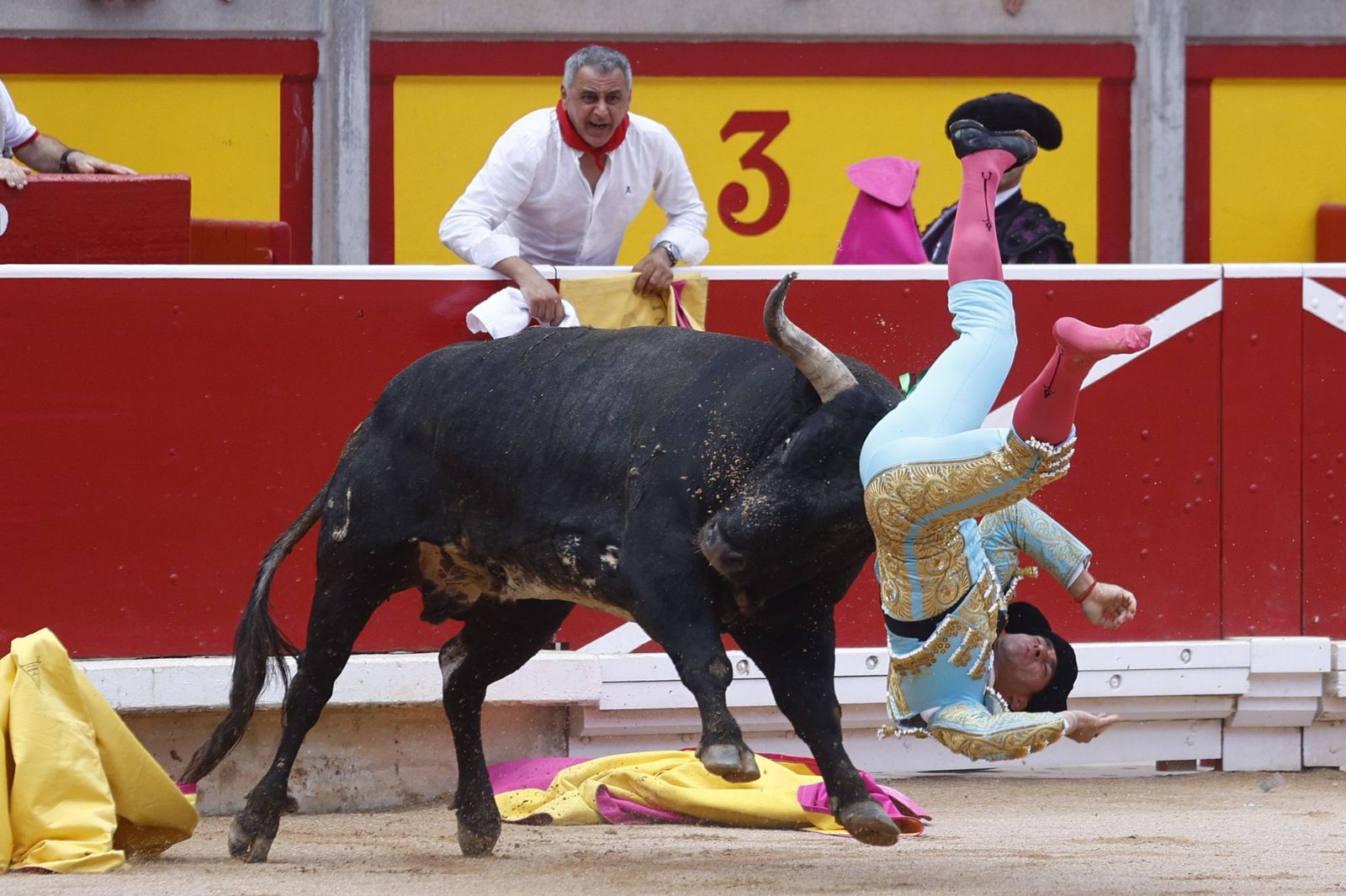 Momento de la cogida a Rubén Pinar.