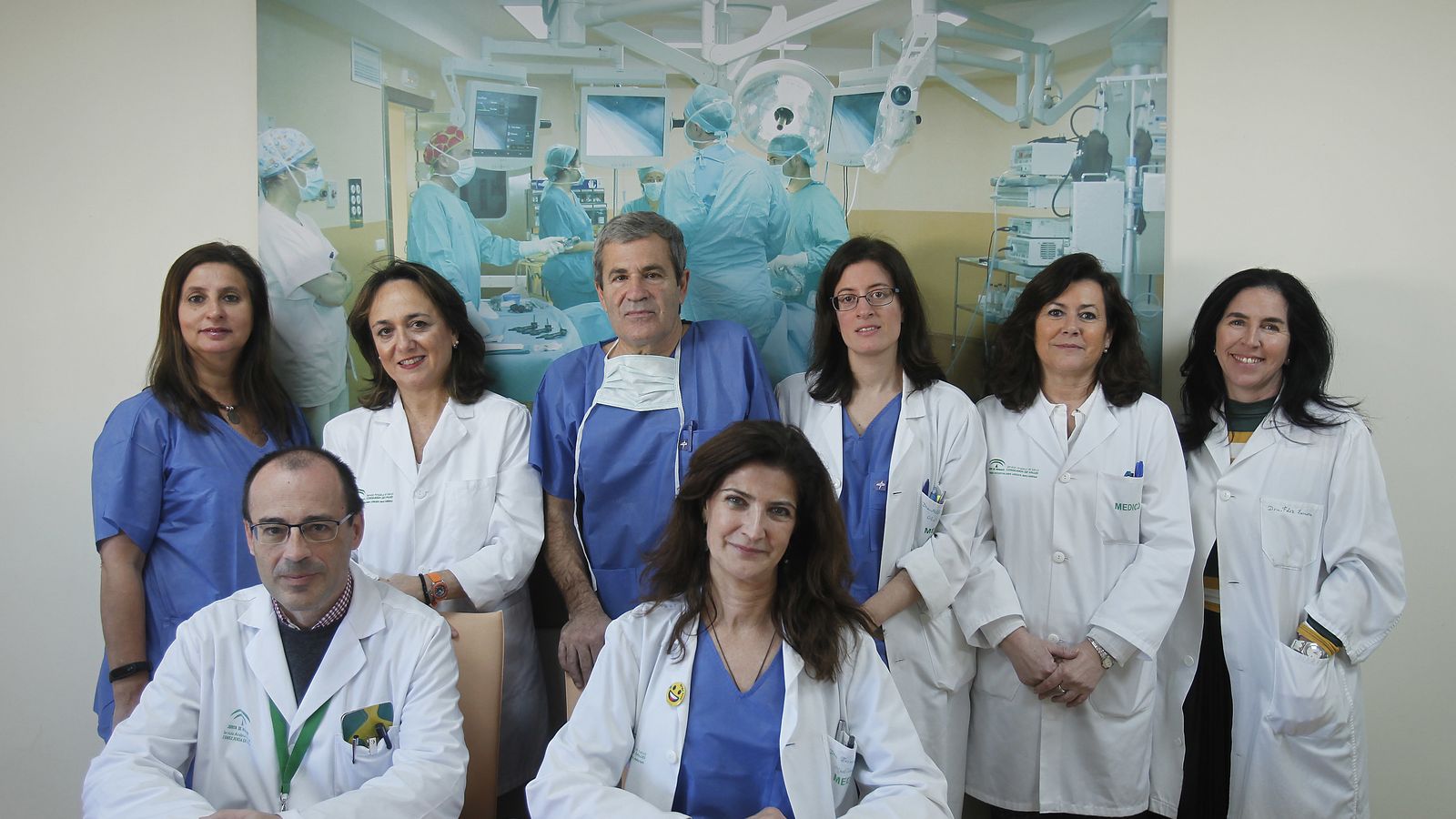 Cinta Calvo, Gema Del Estad, Antonio Cordon, Rosa Albalat, Soledad Gomez  y Paola Fernández Zamora; sentados Jose Antonio Terrón y Teresa Cambil, equipo implicado en la nueva técnica de Medicina Nuclear para avanzar en cáncer de mama en el Macarena.
