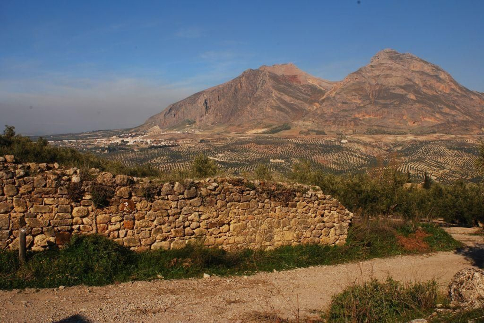 Una de las estampas que deja el itinerario por pistas y caminos de este sendero en Sierra Mágina.