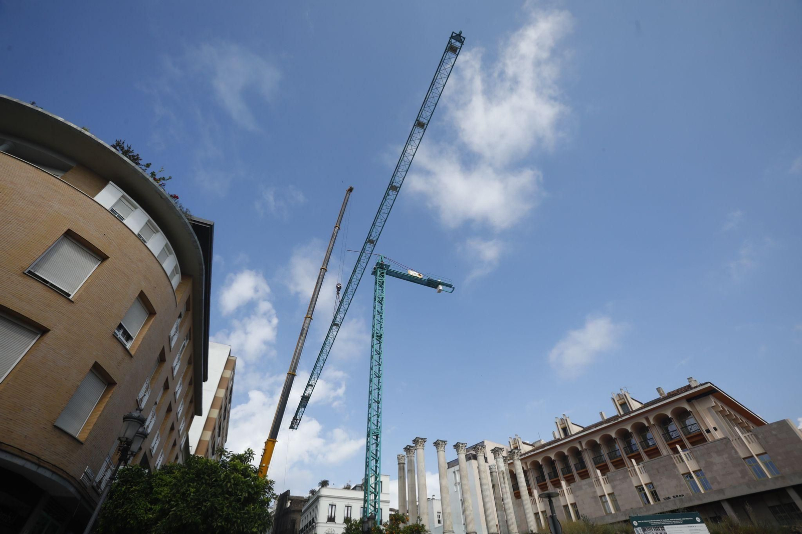 La retirada de la grúa del Templo Romano de la calle Claudio Marcelo, en imágenes