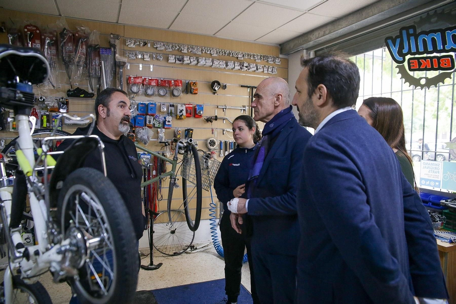 El alcalde analiza con vecinos y comerciantes de Sevilla Este el refuerzo del transporte público