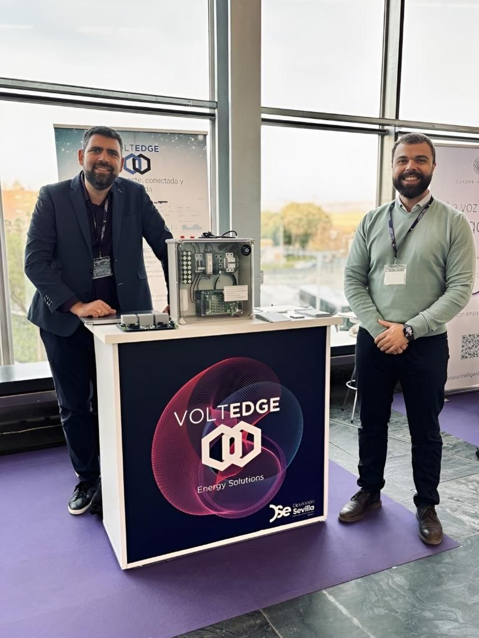 Andrés Alcántara, CEO & Co-founder de VoltEdge, y Álvaro Padial, COO y Co-founder de VoltEdge en su stand en la "XII Feria de la Innovación y Nuevas Tecnologías de Sevilla".