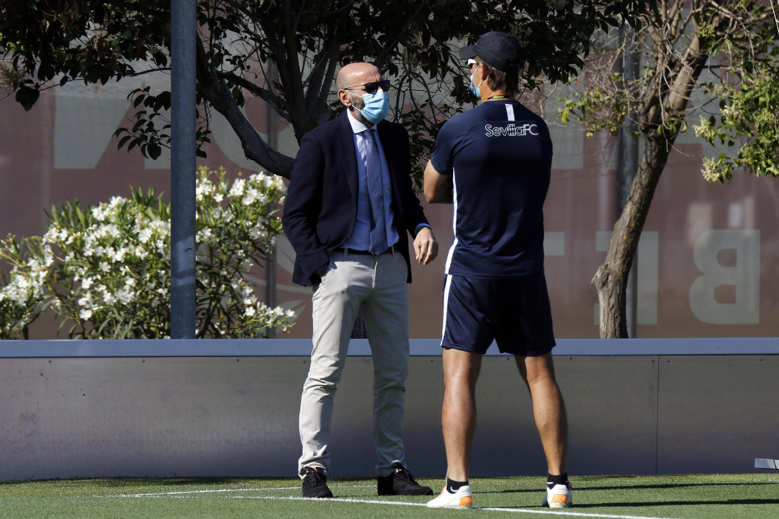 Monchi y Lopetegui dialogan en un entrenamiento.