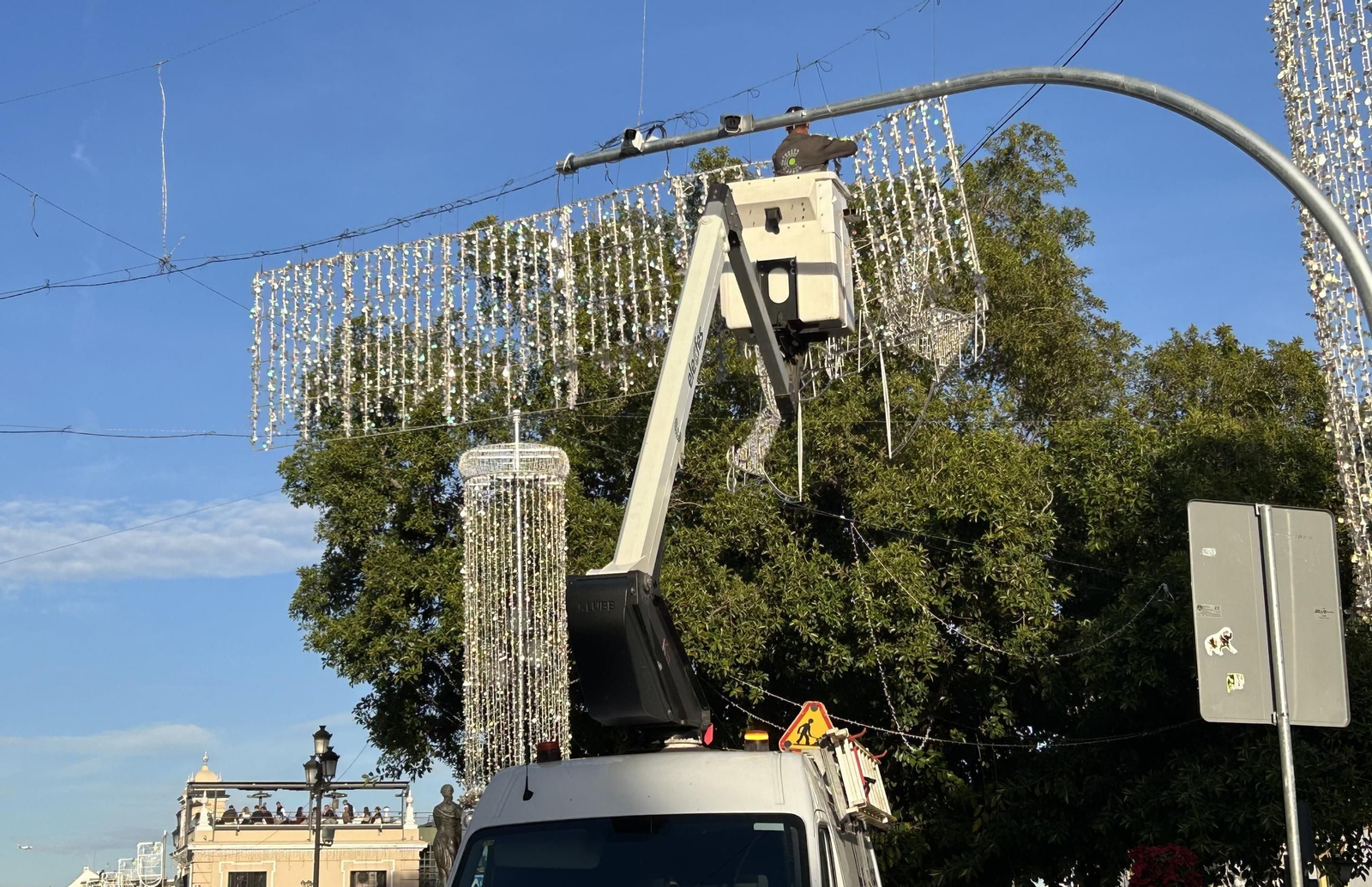 Desmontaje de las luces del Altozano por segunda vez