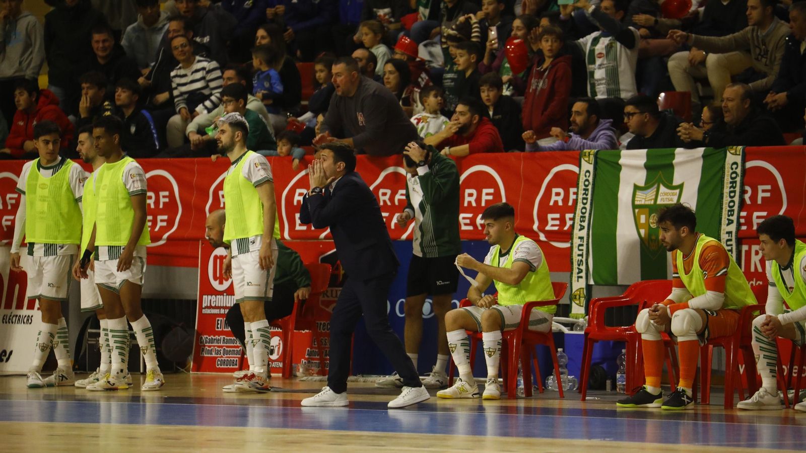 Emanuel Santoro, entrenador del Córdoba Futsal, da instrucciones a sus jugadores en el duelo ante el Valdepeñas.