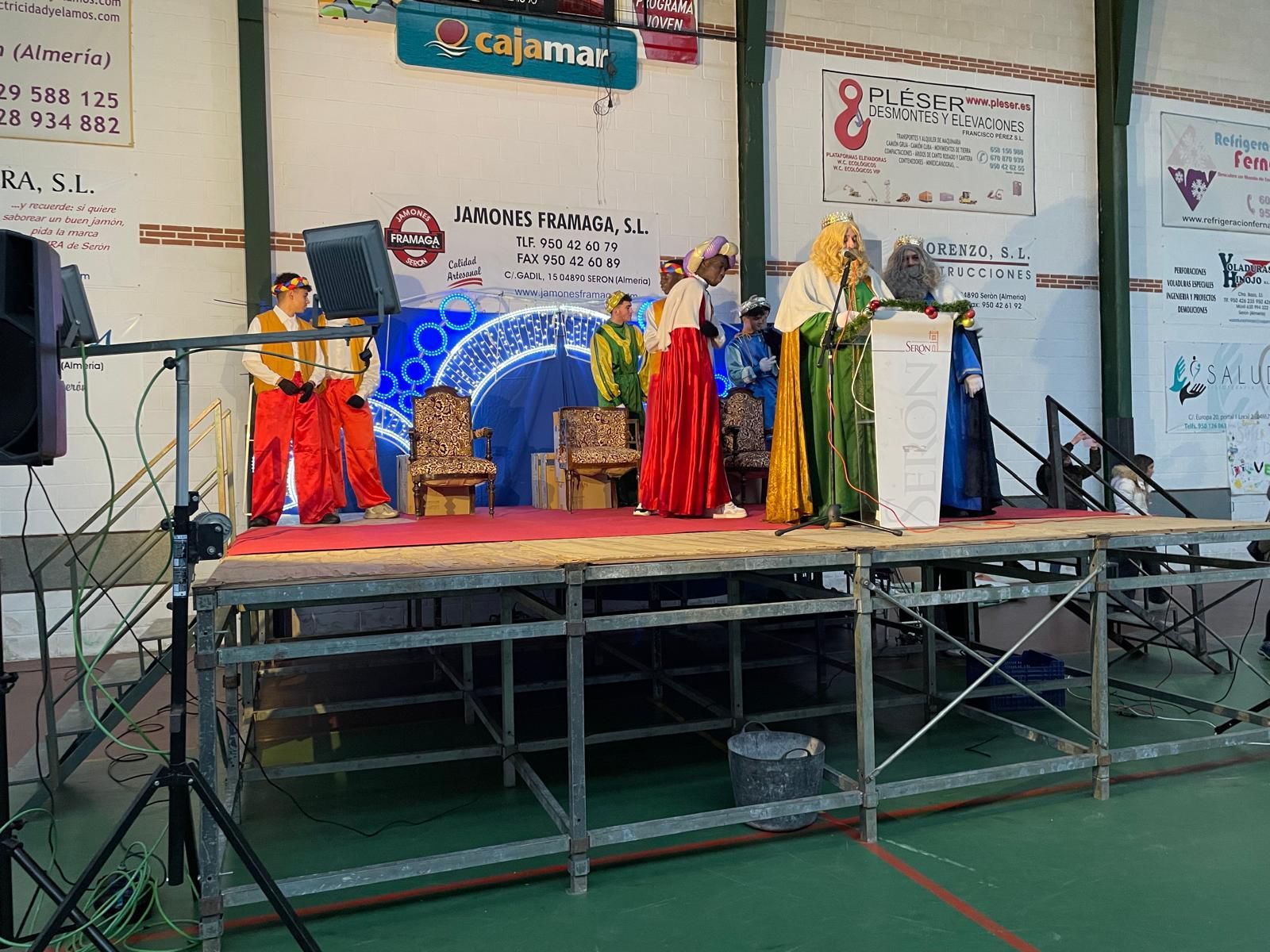 Serón disfruta de la llegada de los Reyes Magos en el Pabellón Municipal y en la residencia de mayores