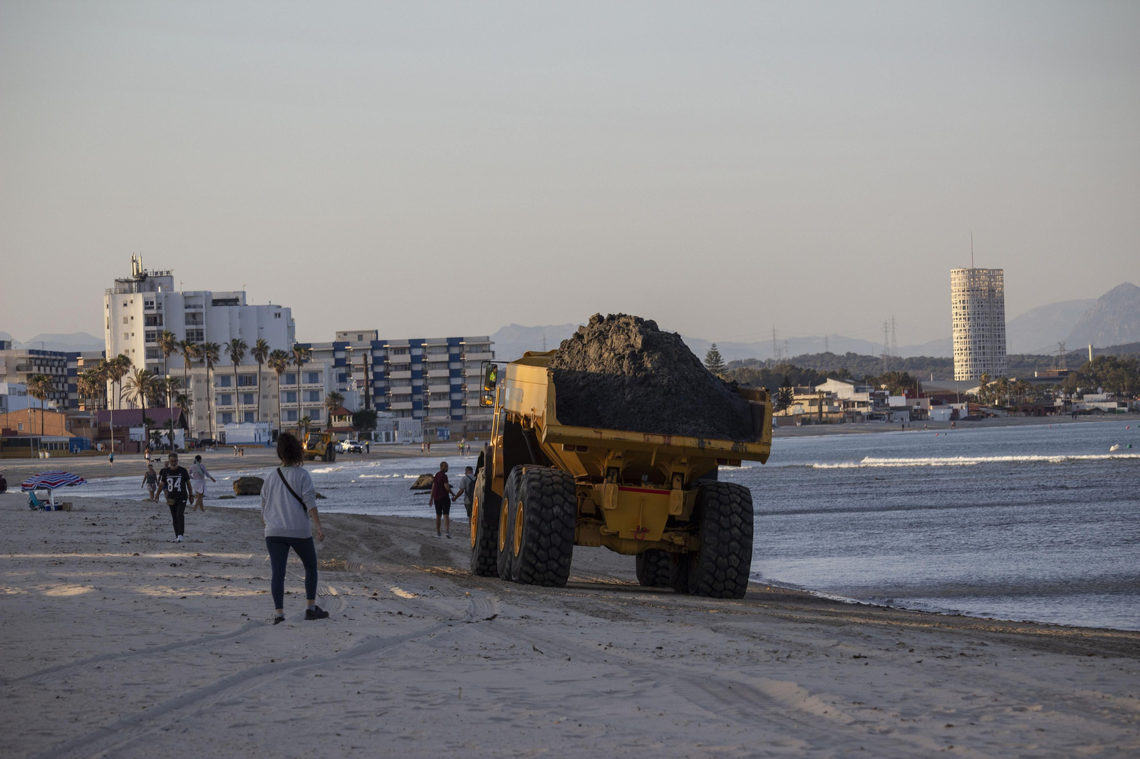Fotos del tercer trasvase de arena de la playa de El Rinconcillo