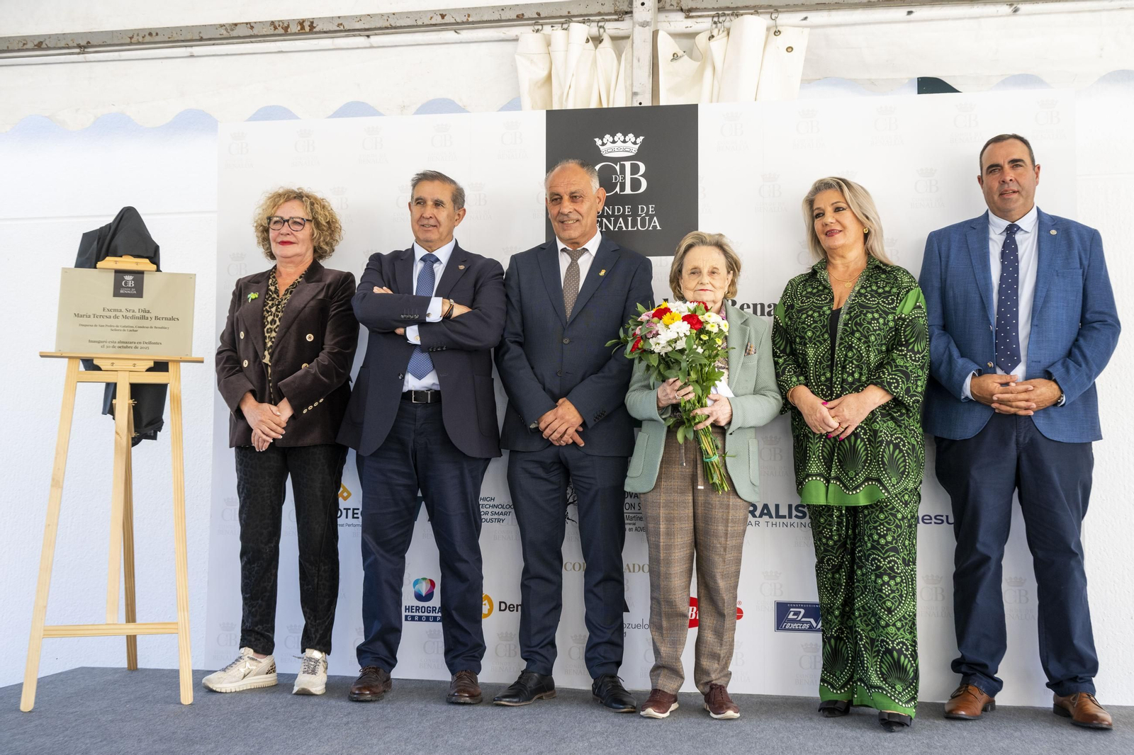 Fotografía con la familia de la Cooperativa Conde de Benalúa S.C.A. y el alcalde de Deifontes, Francisco Abril.