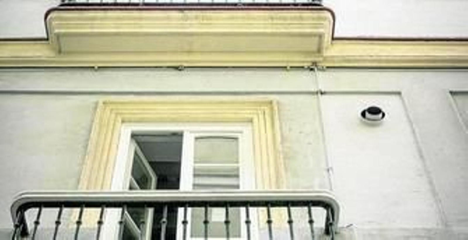 Una de las salidas de gas que pueden verse en la fachada, y algunos metros de la tubería que la recorre.