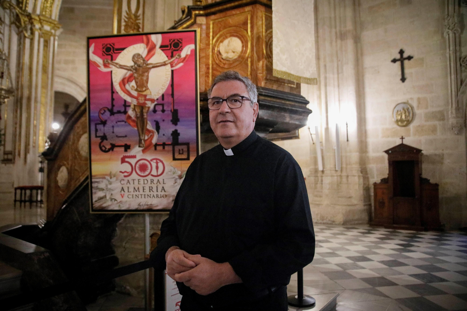 Juan José Martín Campos, con un cartel del V Centenario de la Catedral de Almería apoyado en uno de los púlpitos del altar mayor. Juan José Martín Campos, con un cartel del V Centenario de la Catedral de Almería apoyado en uno de los púlpitos del altar mayor.