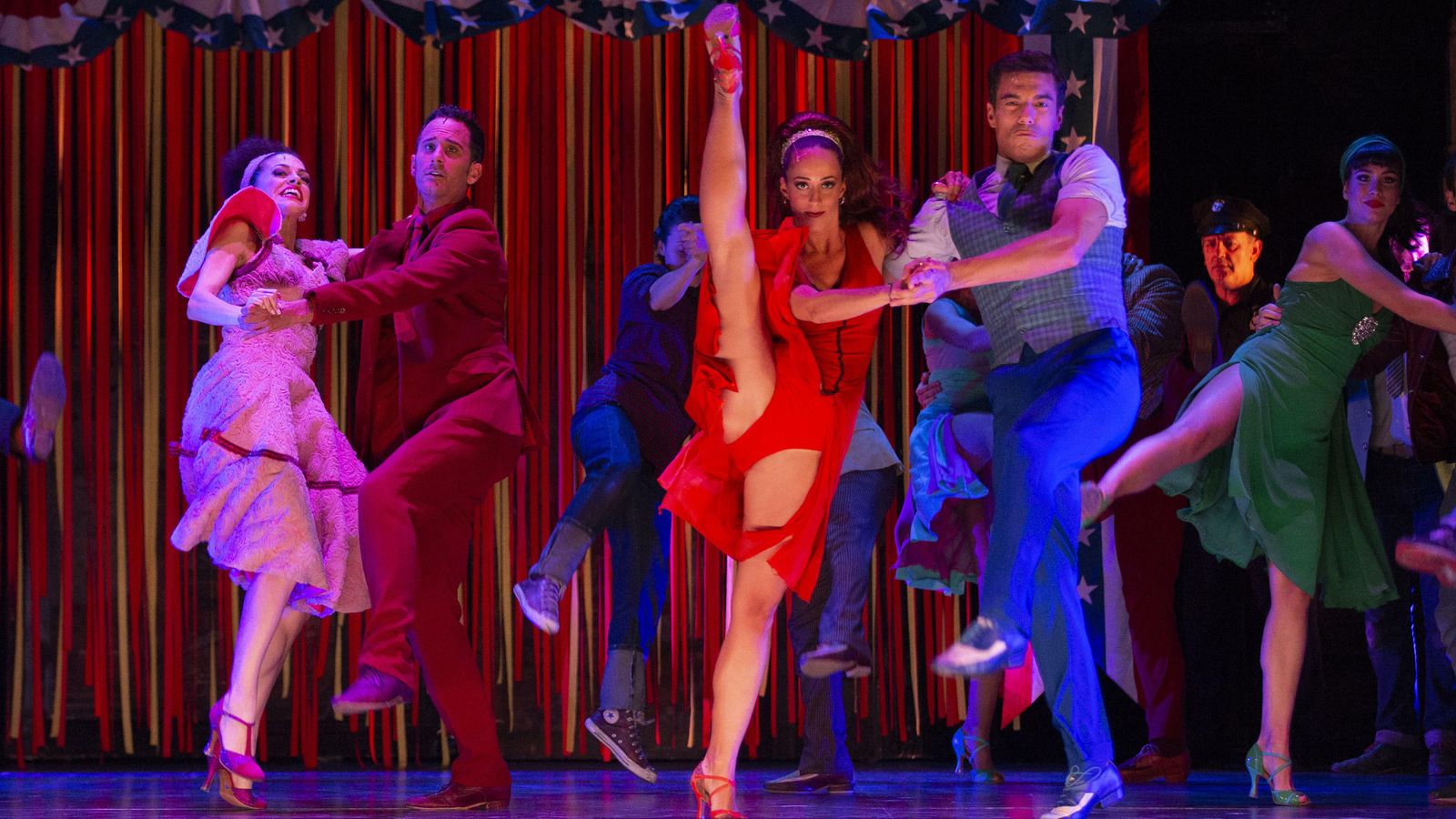 Uno de los números de baile de 'West Side Story' en el Teatro de la Maestranza.