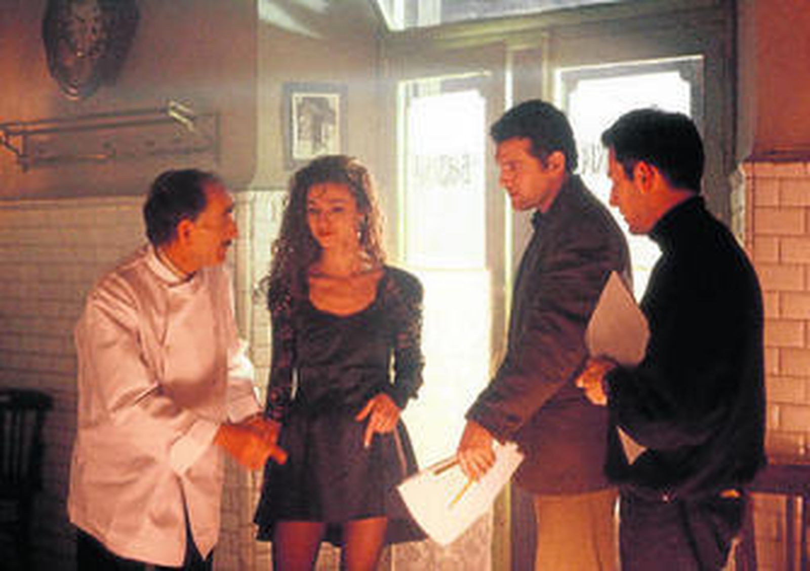 1. José Luis Lozano dando instrucciones durente un rodaje. 2. Fotograma de 'Embrujada', donde puso imágenes oníricas a la música de Tino Casal en uno de los trabajos fundacionales del género en España. 3. Imagen del realizador granadino. 4. Dirigiendo 'Arenas de Samarkanda', de La Frontera. 5. Junto a la tonadillera Isabel Pantoja, en el rodaje de 'Pobre mi esperanza'. 7. Lozano grabó 'Lobo hombre en París' como un homenaje actualizado al cine negro francés. 8. 'Sangre española', de Manolo Tena. 9. Cartel de 'En penumbra'.