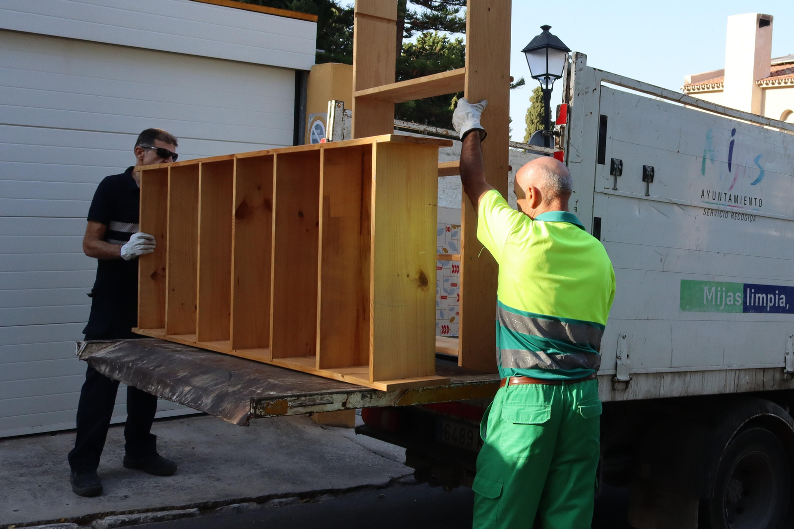 Operarios del servicio gratuito de recogida de muebles y enseres.
