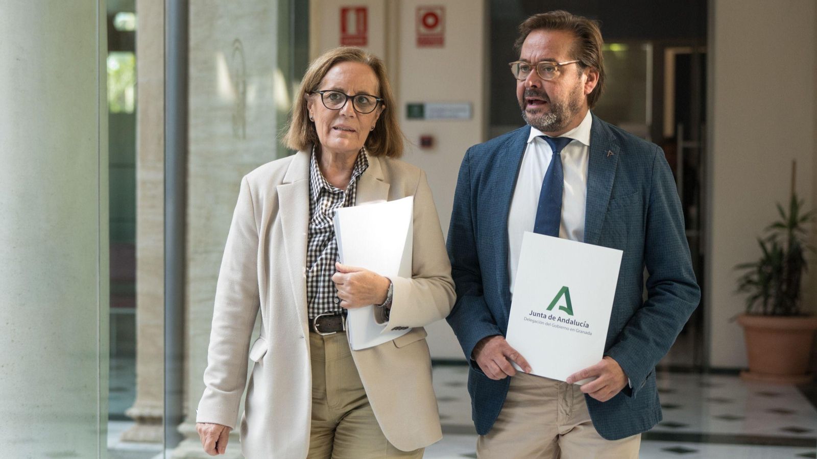 El delegado del Gobierno, Antonio Granados, junto a la delegada de Inclusión Social, Juventud, Familias e Igualdad, Matilde Ortiz