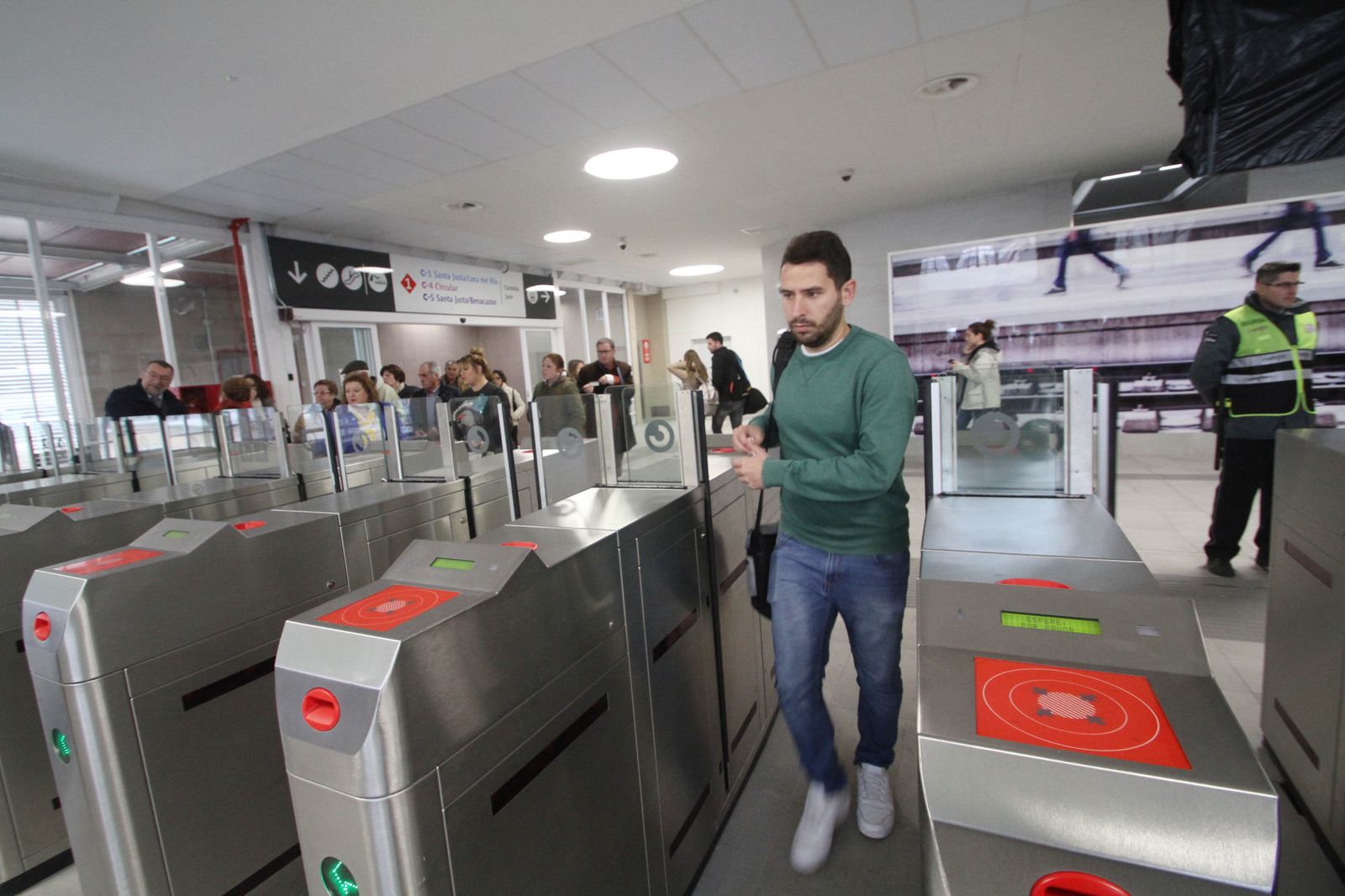 Acceso exterior de la estación de San Bernardo tras la reforma estrenada a principios de año.