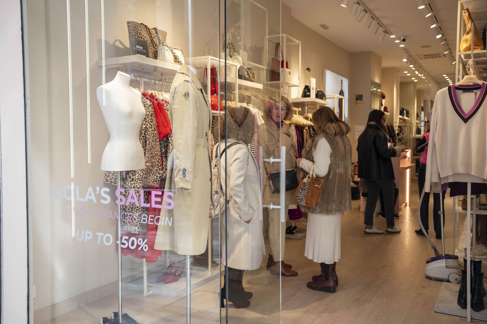 El comienzo de la campaña de rebajas en Almería, en imágenes